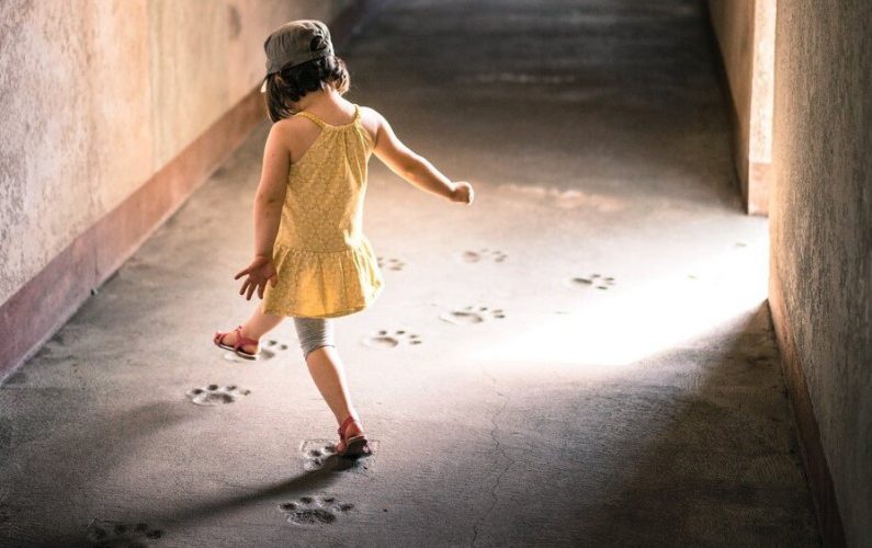 little+girl+footsteps
